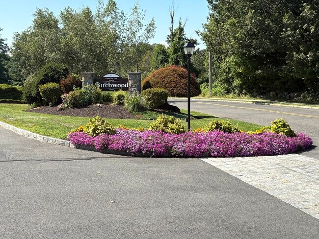 Primary Photo - 27 Crows Nest Ln