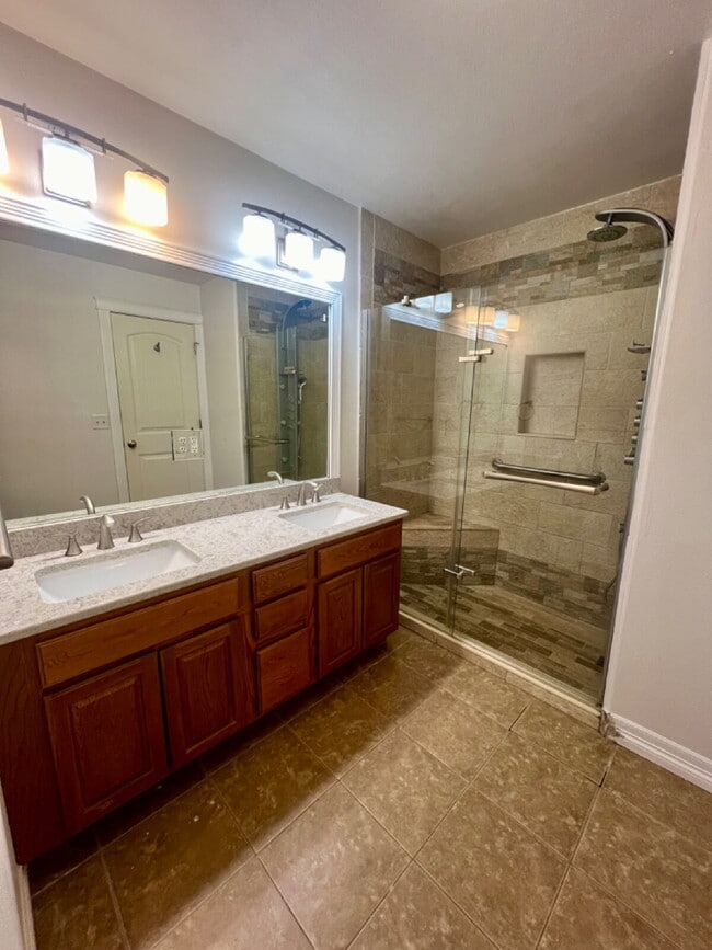 Building Photo - 3 Bedroom Townhome