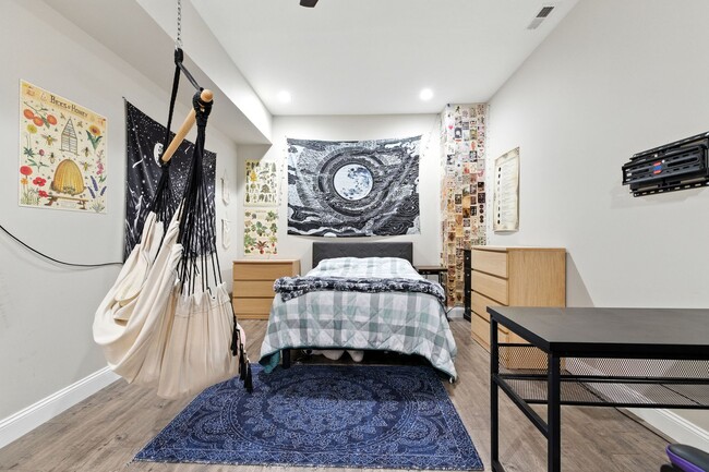 Building Photo - Immaculate Townhouse with Finished Basement
