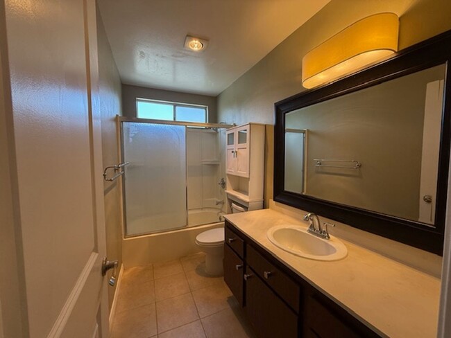 Building Photo - Cozy 2 bedroom, 2 bathroom town home in Wo...