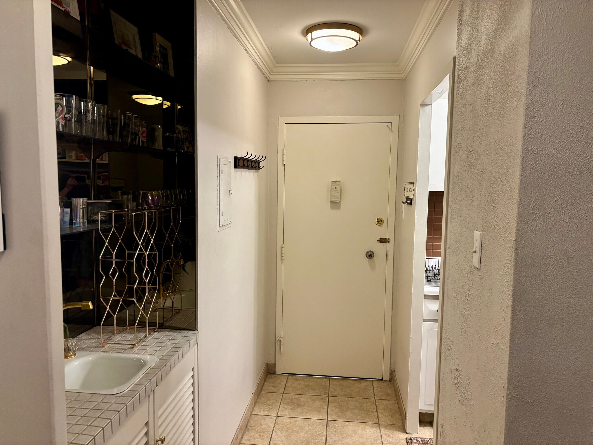 Entryway & Wet Bar - 1111 Ash St