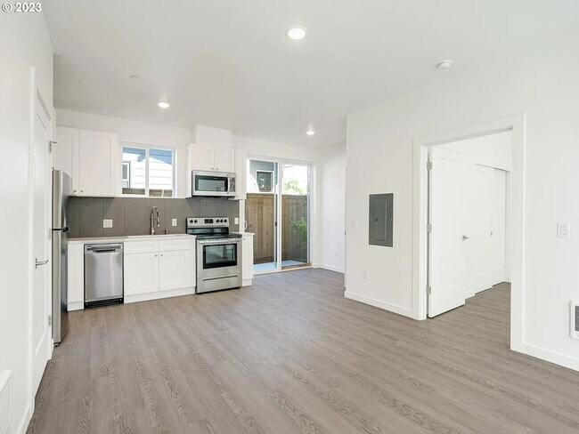 Building Photo - Montana Ave 6 Plex