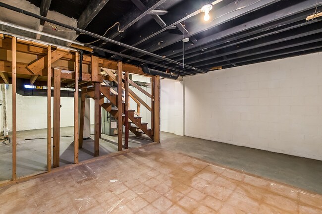 Building Photo - 880 N Meadows Ct