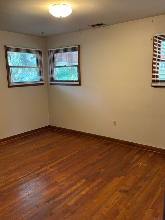 Building Photo - FOR RENT