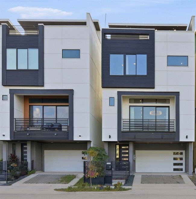 Building Photo - 529 Memorial Heights Dr