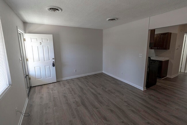 Building Photo - 801 N Ann St