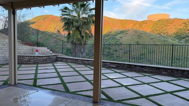 Building Photo - 28622 High Ridge Dr