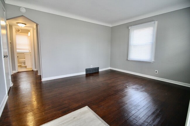 Building Photo - 4 Bed 2 Bath Farmington Hills home for lease