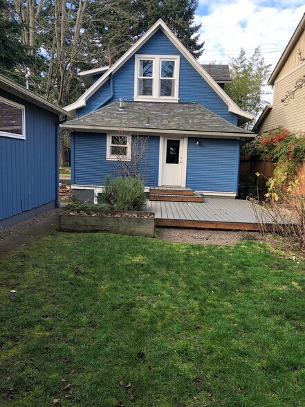 back yard and porch (in the spring when grass is green!) - 5336 SE 44th Ave