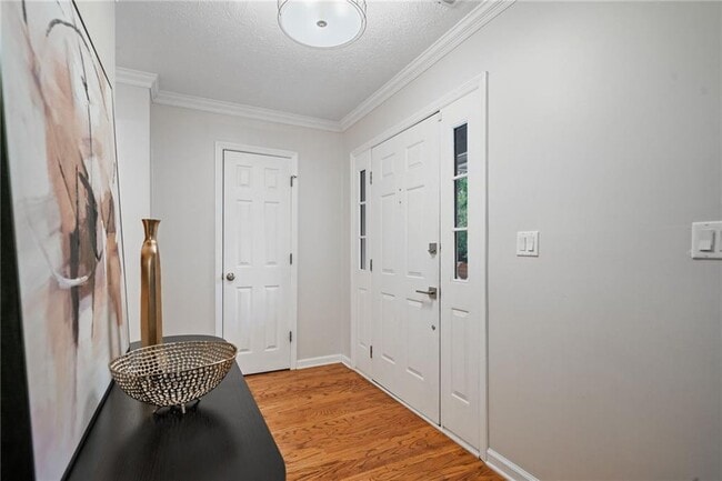 Building Photo - 10965 Pinehigh Dr