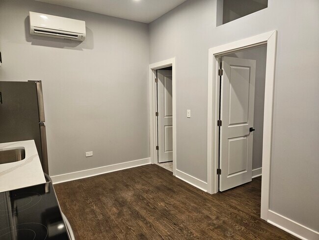 Building Photo - 831 S Western Ave