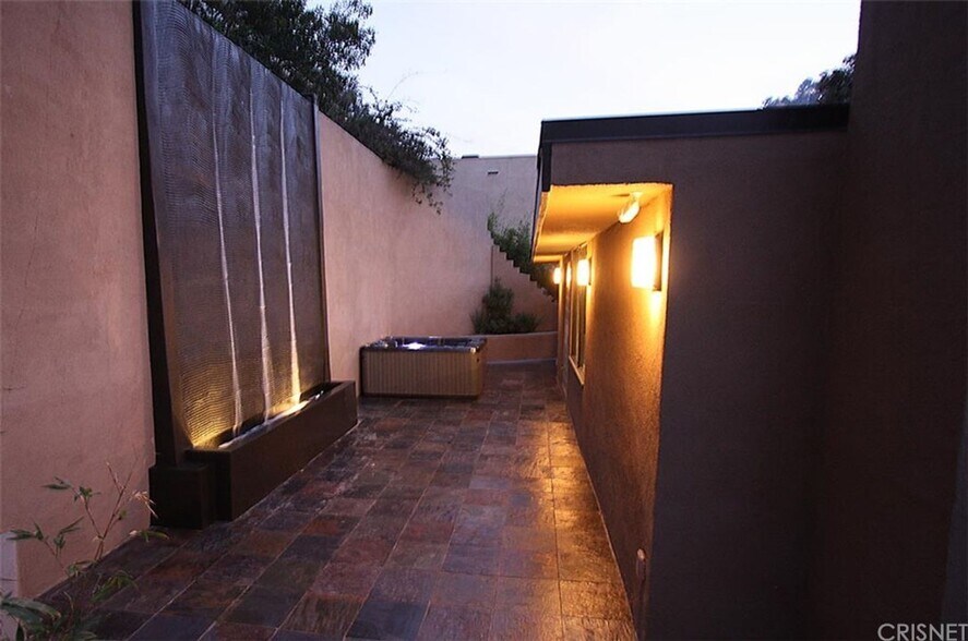 Building Photo - Live in the 90210! Stunning Modern Newly Renovated 2 Bedroom plus bonus room home in Beverly Hills!