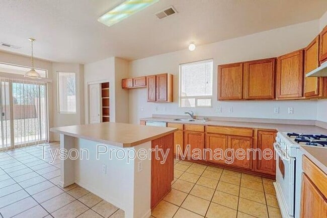 Building Photo - 2420 Falesco Dr SE