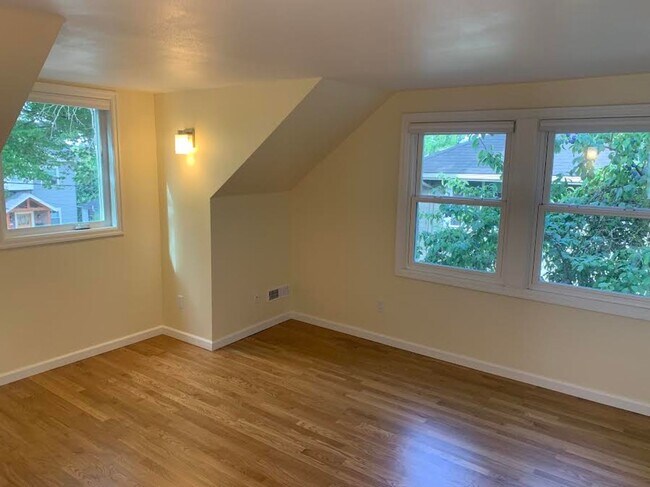 Building Photo - Impecable Remodel of Historic Eastmoreland Gem