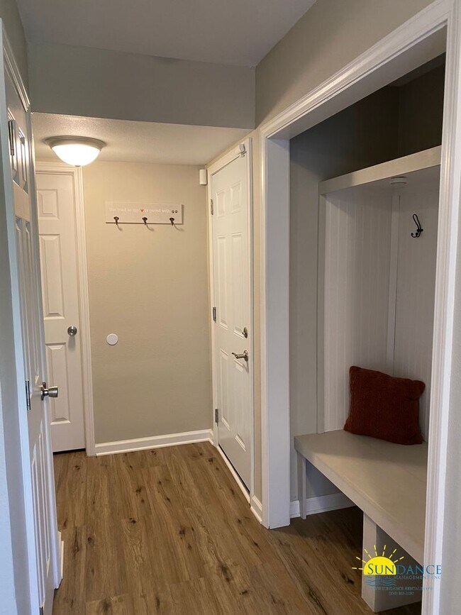 Building Photo - Spacious 3-Bedroom Home in Mary Esther Nea...