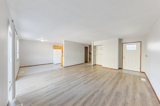 Building Photo - Spacious Townhome 3 Bedrooms plus office!