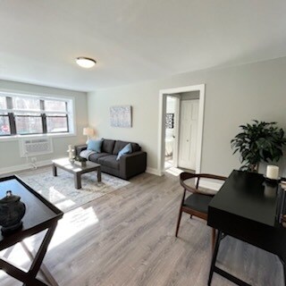 Building Photo - 548 W Surf St