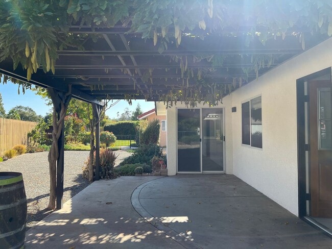 Building Photo - 946 St Ann Dr