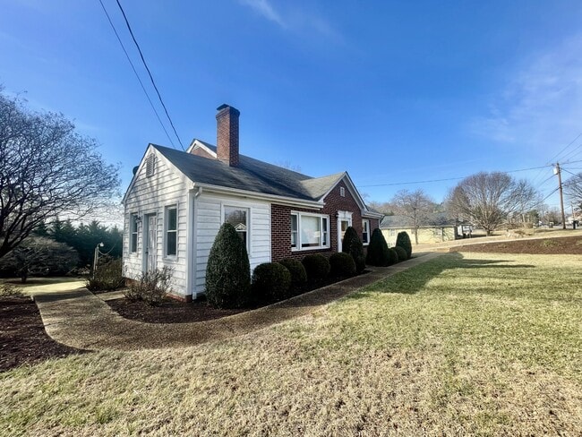 Building Photo - 2421 Old Forest Rd