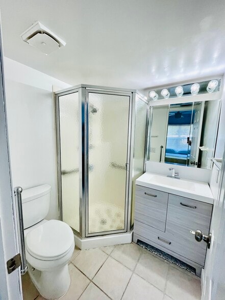 Bathroom ?? - 4158 Tamiami Trl