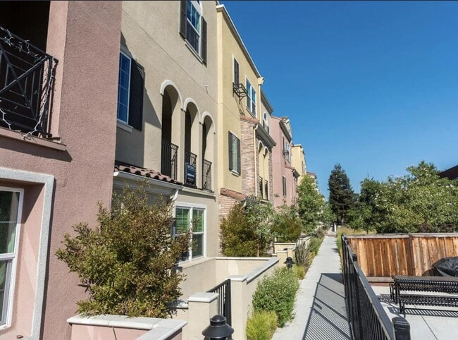 Building Photo - 39872 Sawyer Terrace