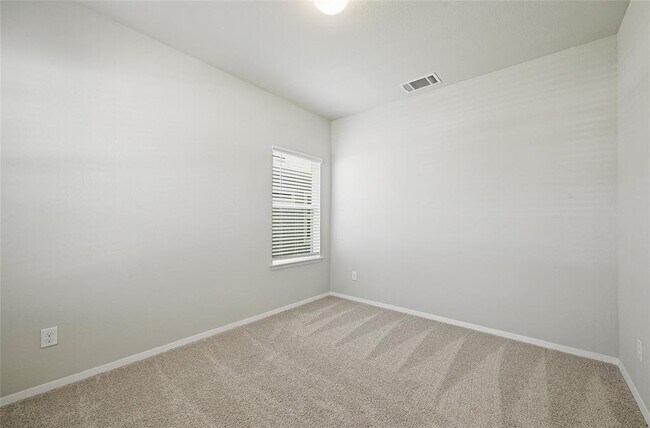 Building Photo - 215 Desperado Dr