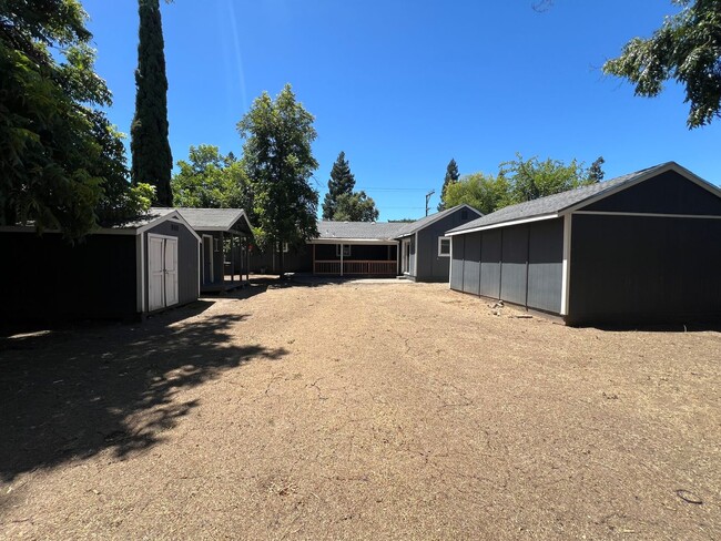 Building Photo - Beauitfully upgraded 3 Bedroom on large lot!