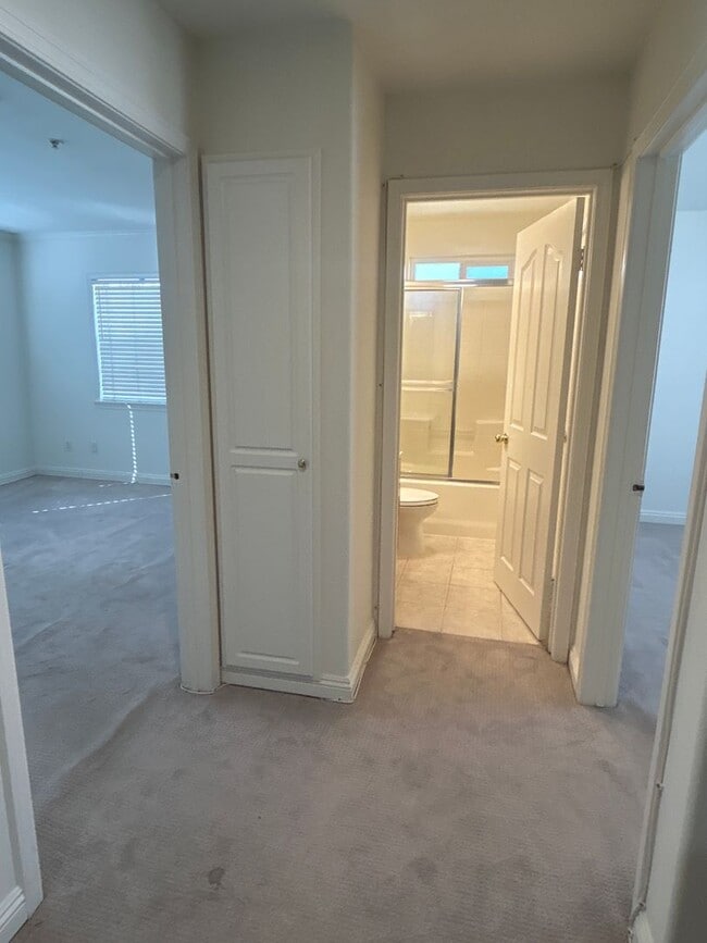 Building Photo - Cozy 2-bedroom Suites Condo in the most de...