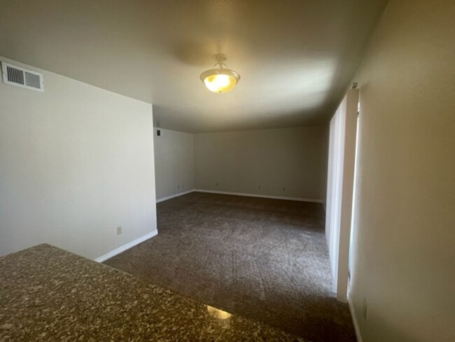 Building Photo - Great 2 Bedroom Unit Centrally Located in ...