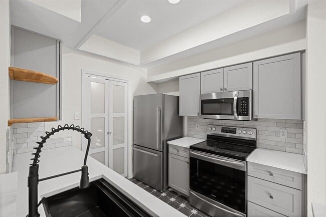 Building Photo - 4711 Spicewood Springs Rd