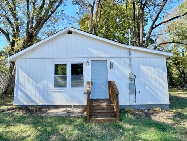 Building Photo - Fully Renovated 2 Bedroom Home in Prime Hu...