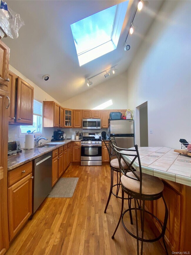 Building Photo - 641 E Olive St