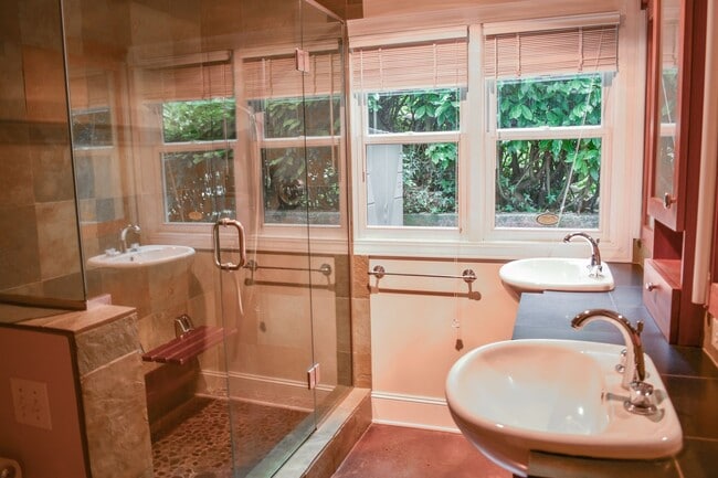 Building Photo - Three bedroom and Two Bathroom home in Portland Heights! Gourmet Kitchen and incredible natural L...