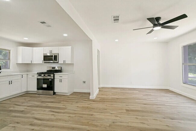 Building Photo - 1211 E Virginia St
