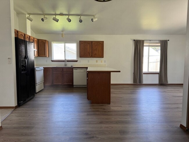 Building Photo - Occupied, do not disturb tenants, Terraced Estates 3br, 2ba, Dbl garage, Central air