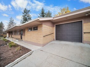 Building Photo - Manito House