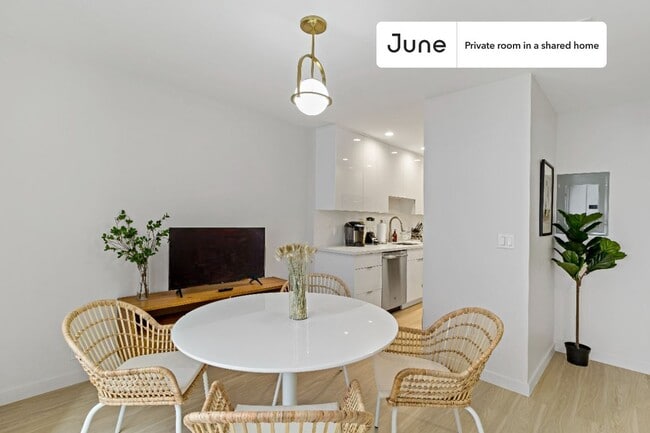 Building Photo - Room in Shared 5 bed/3.5 bath home