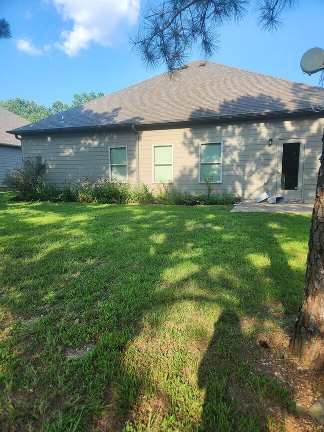 Building Photo - Nice 3 Bed 2 Bath House! Available Now!