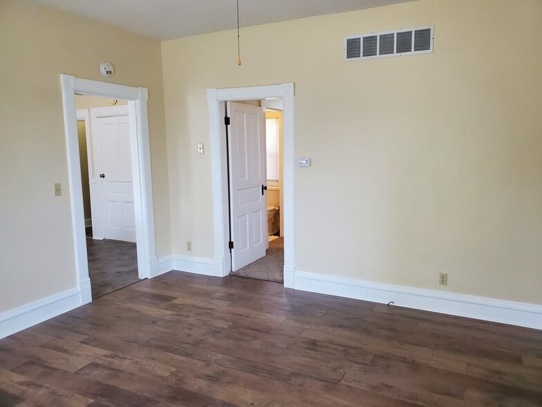 Building Photo - 108 3rd St W