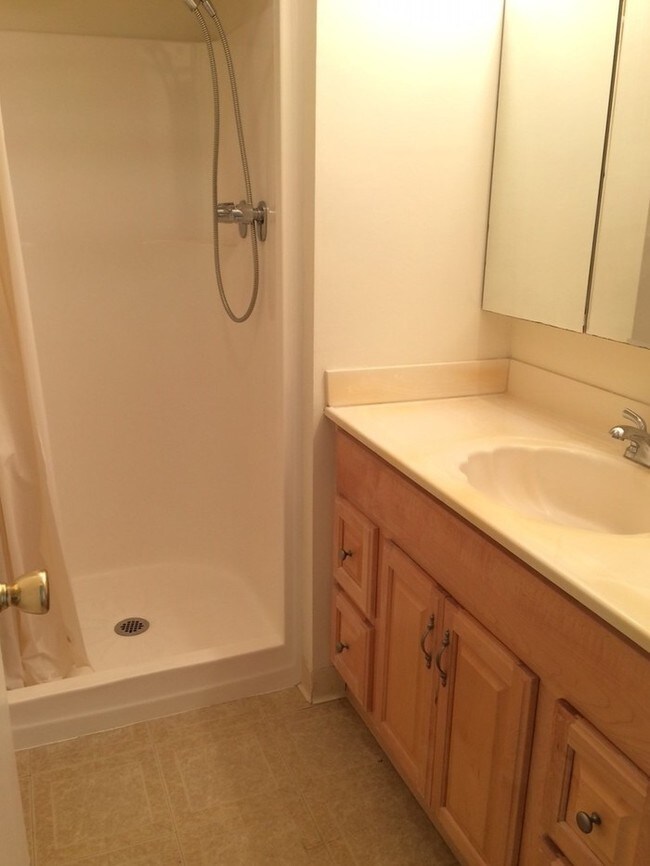 Building Photo - Mauna Luan 2BR/2BA/2PK Desirable End Unit