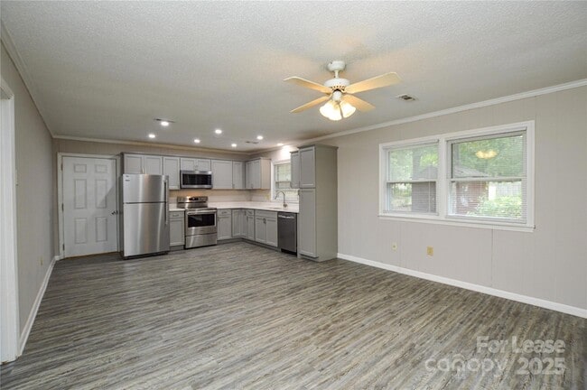 Building Photo - 331 Friendship Dr