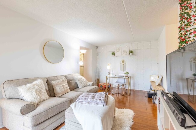 Building Photo - 3307 Valley Dr