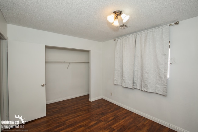Building Photo - Charming 3Bdm 2Ba Home with Large Yard & 2-Car Garage in Central Las Vegas!
