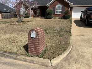 Building Photo - 302 Red Oak Ln