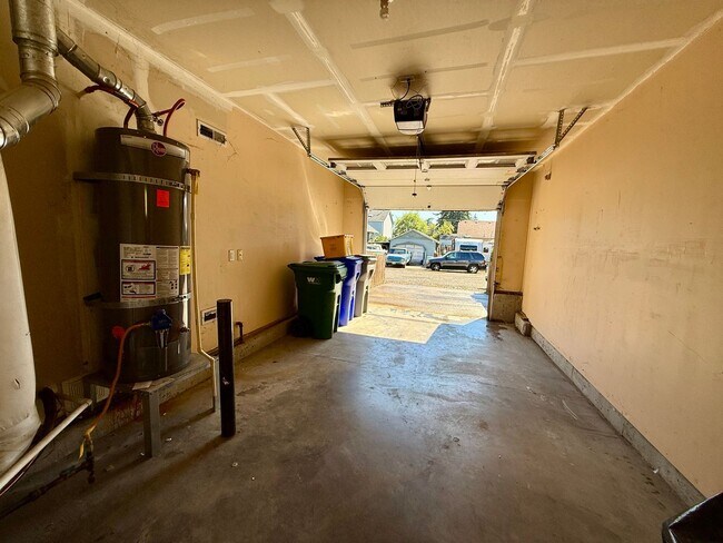 Building Photo - **$500 OFF THE FIRST MONTH'S RENT** Spacio...