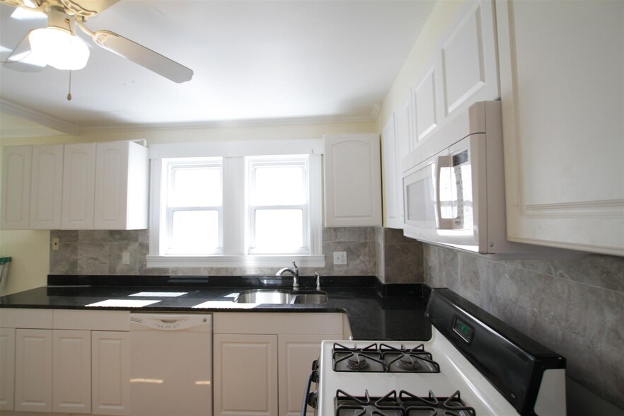 Primary Photo - 119 Albion St