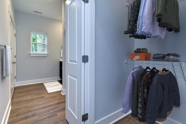 Building Photo - 123 Jesters Ln