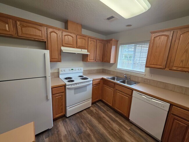 Building Photo - Spacious Duplex with Large Yard