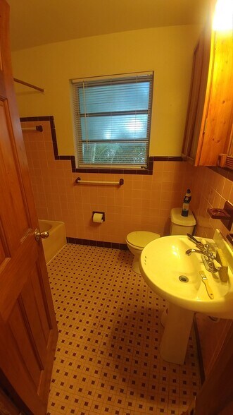 Tiled Bathroom - 1946 Lincoln St