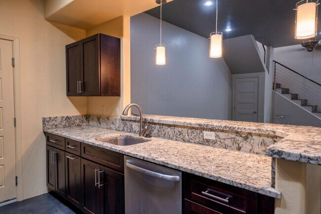 Building Photo - 2010 E 1st St